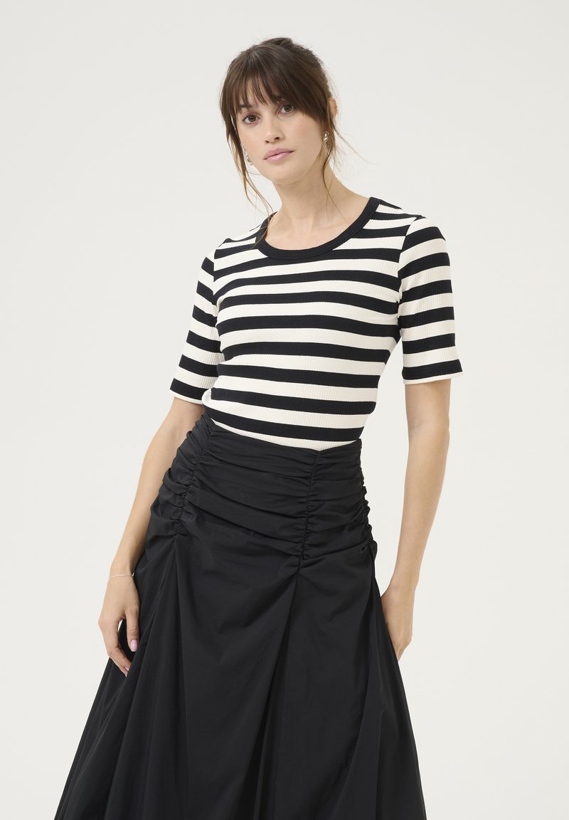 Mustvalge triibuline ribiga T-särk lühikeste varrukatega, ümar kaelus, koos musta volangiga maksiseelikuga, sujuva kangatekstuuriga.