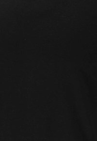Schwarzer Baumwollstoff, glatte Textur, einfarbig ohne sichtbare Muster oder Verzierungen. Eignet sich für Freizeitkleidung oder zum Schichten.