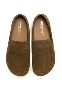 Chaussures slip-on en daim marron avec un bout arrondi, dotées d'une bande décorative et de coutures discrètes. L'intérieur est lisse avec un branding imprimé.
