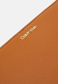 Calvin Klein MUST WALLET XL - Portefeuille - cognac