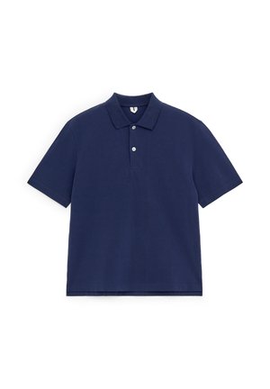 Polo à manches courtes bleu marine avec deux boutons blancs et un col classique, étalé à plat sur un fond blanc.