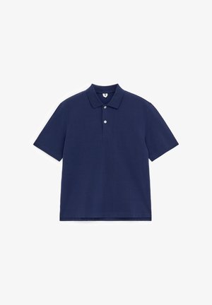 Polo à manches courtes bleu marine avec deux boutons blancs et un col classique, étalé à plat sur un fond blanc.