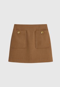 Jupe en coton marron avec deux poches avant et des boutons dorés, taille ajustée et ourlet droit. Texture lisse avec des détails de design minimaux.