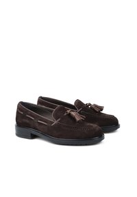 Brązowe zamszowe mokasyny z dekoracyjnymi frędzlami, kontrastowym przeszyciem i czarną gumową podeszwą. Klasyczny design mokasynów z niskim obcasem.