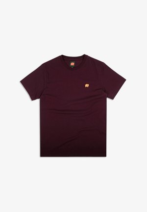 Bordeauxkleurig T-shirt met korte mouwen, gemaakt van katoen, met een klein geel olifantenlogo op de linkerkant van de borst. Ronde hals, zachte textuur.