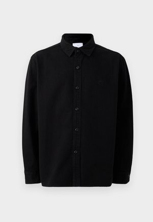Schwarze Hemdjacke mit langen Ärmeln, aus weichem Stoff. Verfügt über einen klassischen Kragen, schwarze Knöpfe und ein dezentes Logo auf der Brust.