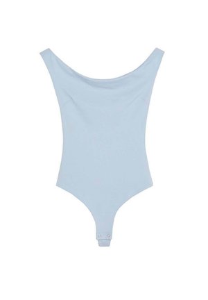 Body azul claro con escote ancho y hombros descubiertos, con cierres de presión en la entrepierna, mostrado sobre un fondo blanco.