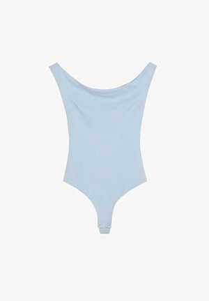 Body azul claro con escote ancho y hombros descubiertos, con cierres de presión en la entrepierna, mostrado sobre un fondo blanco.