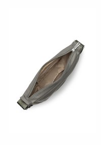 Borsa a spalla in pelle grigia con una superficie liscia, chiusura a zip e tasca interna. La tracolla è di un verde scuro, aggiungendo un dettaglio a contrasto.