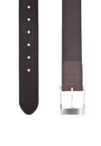 Cinturón de cuero marrón oscuro con textura suave, que presenta orificios espaciados uniformemente, extremo acampanado y hebilla de metal plateado.