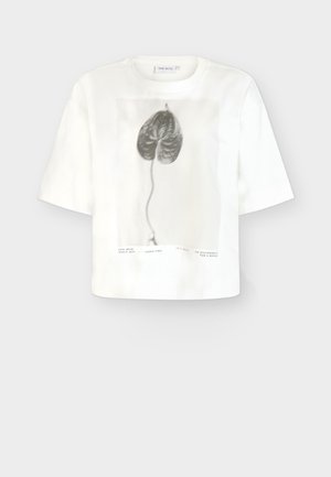 Biele krátke tričko z bavlny s čiernym potlačou listu na prednej strane. Krátke rukávy a voľný strih.