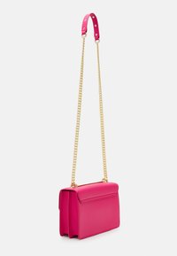 Bolso de mano de piel rosa con una correa de cadena dorada. Presenta un cierre de solapa y una forma estructurada, mostrando una textura suave y un diseño minimalista.