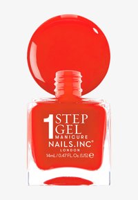 Rød gel neglelakk i en klar, firkantet glassflaske, med et rundt rødt lokk og hvit tekst som leser "1 STEP GEL MANICURE NAILS.INC LONDON."