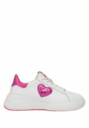 Sneaker bianca con accenti rosa, caratterizzata da una toppa a forma di cuore con la scritta "Love Moschino" e una suola in gomma spessa. Materiale sintetico testurizzato.