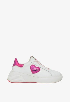 Sneaker bianca con accenti rosa, caratterizzata da una toppa a forma di cuore con la scritta "Love Moschino" e una suola in gomma spessa. Materiale sintetico testurizzato.