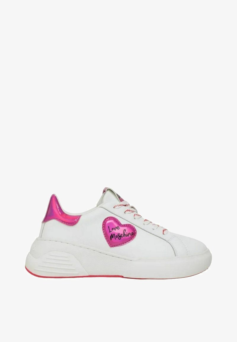 Sneaker bianca con accenti rosa, caratterizzata da una toppa a forma di cuore con la scritta "Love Moschino" e una suola in gomma spessa. Materiale sintetico testurizzato.