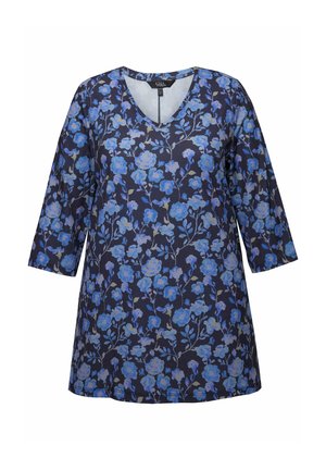 Tunika floreale con maniche 3/4, scollatura a V, sfondo blu navy, rose azzurre e foglie verdi; realizzata in un tessuto morbido e leggero.
