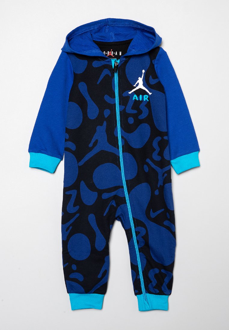 Combinaison longue bleu et noir à manches longues avec fermeture éclair sur le devant, capuche et un design à motifs ; comporte le logo Jordan en blanc et des accents turquoise.