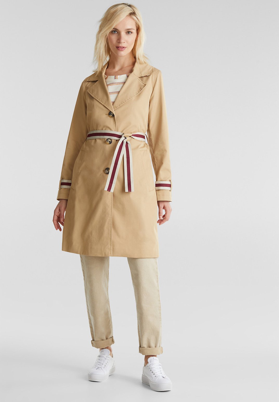 ESPRIT UPDATE FÜR EINEN KLASSIKER: SPORTIVE WEBBAND DETAILS SETZ Trenchcoat beige ESPRIT UPDATE FÜR EINEN KLASSIKER: SPORTIVE WEBBAND DETAILS SETZ Trenchcoat beige