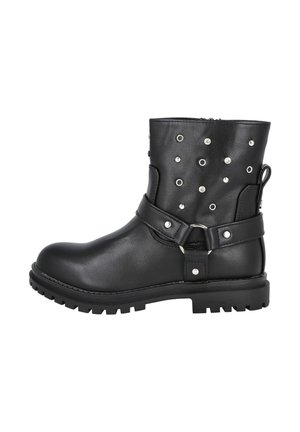 Botín de cuero negro con tachuelas plateadas, correa decorativa, suela robusta y cierre de cremallera lateral.