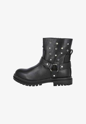 Botín de cuero negro con tachuelas plateadas, correa decorativa, suela robusta y cierre de cremallera lateral.