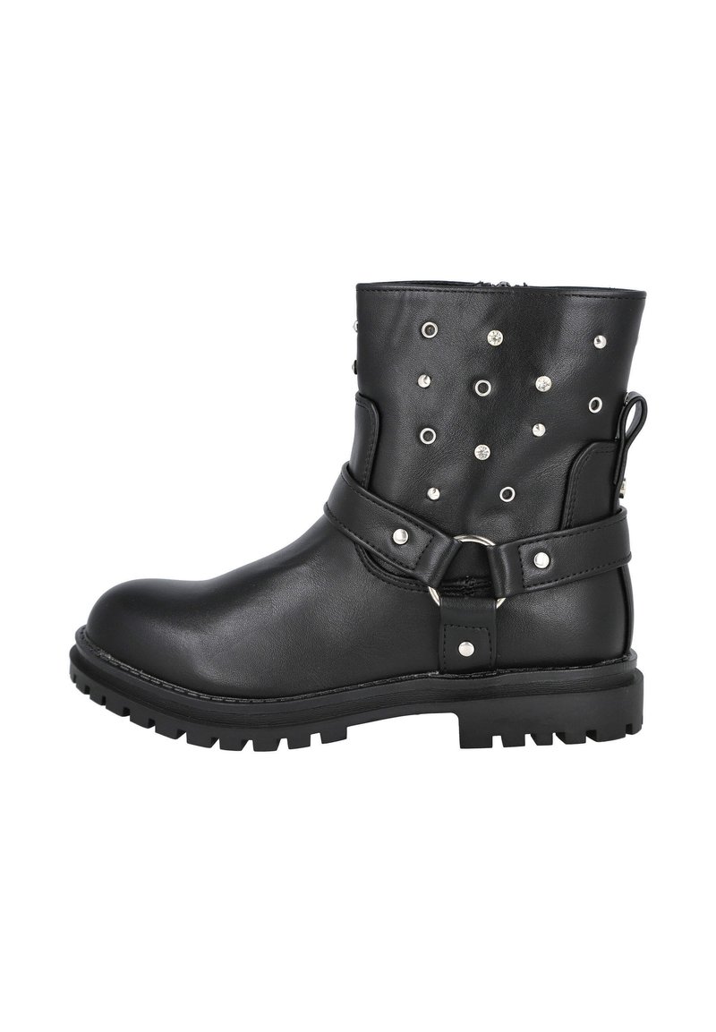 Botín de cuero negro con tachuelas plateadas, correa decorativa, suela robusta y cierre de cremallera lateral.