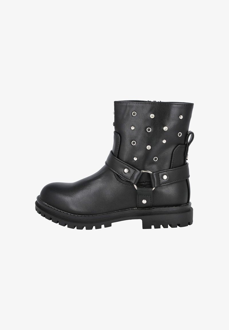 Botín de cuero negro con tachuelas plateadas, correa decorativa, suela robusta y cierre de cremallera lateral.