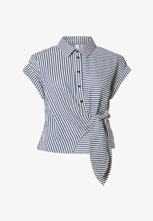 Raidallinen lyhythihainen paita sinivalkoisena, jossa on kaulus, napitettu etuosa ja sivussa solmittava yksityiskohta, joka luo kääntöefektin.