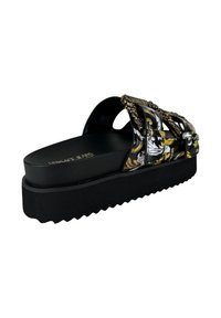 Sandali platform neri con una cintura decorativa in un motivo a catena dorata su una tomaia texturizzata. Suola in gomma con bordo scanalato.