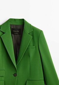 Zielony żakiet o strukturalnym fasonie, z zapinaniem na jeden guzik, dwoma przednimi kieszeniami i gładkim, teksturowanym materiałem. Oznakowany wewnątrz.