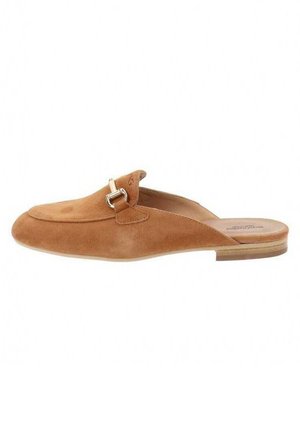 Zapato slip-on de ante color marrón claro con punta redondeada, herrajes decorativos en forma de hebilla, suela plana de madera y un diseño minimalista.