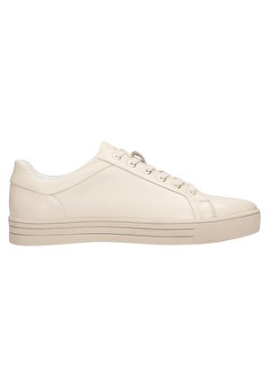 Crème leren sneakers met een gestructureerde bovenkant, ronde neus, vijf veterogen en een gelaagde rubberen zool. Minimalistisch ontwerp in neutrale tinten.