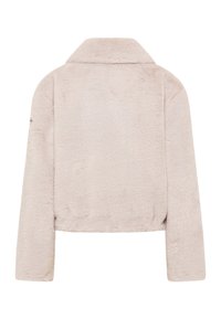 Kurtka z sztucznego futra w jasnym beżu, z miękką fakturą, szerokim kołnierzem i długimi rękawami. Bez widocznych zapięć i wzorów.