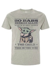 Szara bawełniana koszulka z grafiką przedstawiającą zieloną postać z dużymi uszami oraz napisem „20 BARS BESKAR ALLOY” i „THE CHILD”.