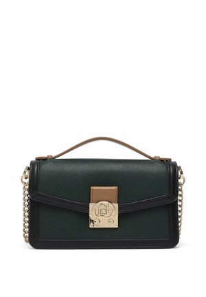Borsa rettangolare verde scuro con rifiniture nere, manico marrone e tracolla a catena tono oro con chiusura a lucchetto al centro frontale.