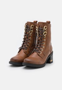 Mustang Botine cu șireturi - cognac