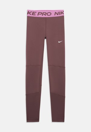 Rjave Nike Pro legging hlače z roza pasom, ki vključujejo besedilo "NIKE PRO" in majhen bel Nike znak na levem stegnu.