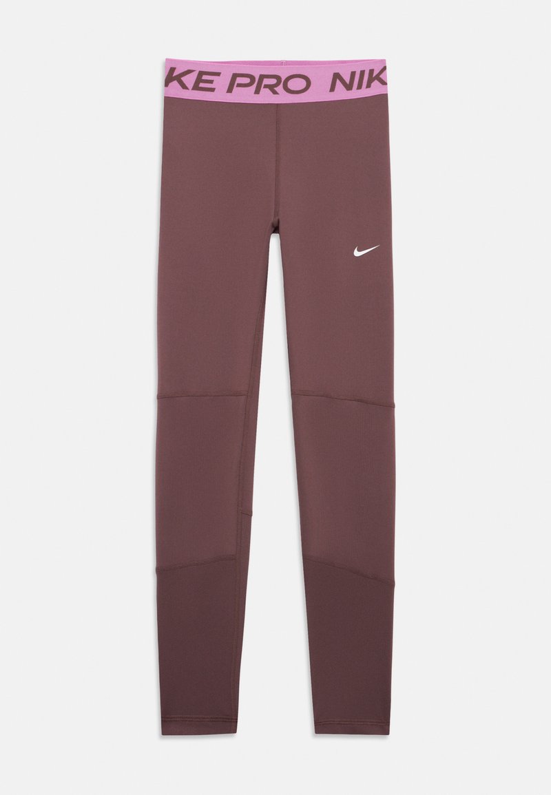 Rudos Nike Pro legginai su rožine juosta, ant kurios užrašytas "NIKE PRO" tekstas ir mažas baltas Nike swoosh ženklas kairiajame šlaunyje.