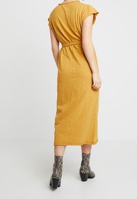American Vintage Maksimekko - yellow