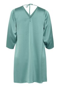 Robe teal, longueur genou, en tissu doux et texturé. Présente un dos en V avec un lien de fermeture et des manches trois-quarts.