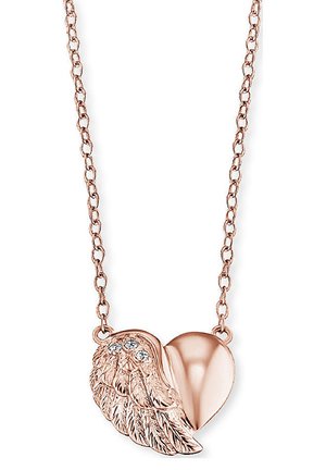 Collier en or rose avec un pendentif en forme de cœur au design de ailes texturé, trois petites pierres incrustées et une chaîne délicate.