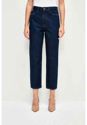 Vaqueros de denim azul oscuro con una cintura alta, diseño de pierna recta y longitud recortada. Presentan costuras claras y un único botón frontal.