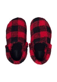 Rode en zwarte geruite pantoffels gemaakt van zachte, gestructureerde fleece, met een ronde vorm en een gesloten hiel voor comfort.