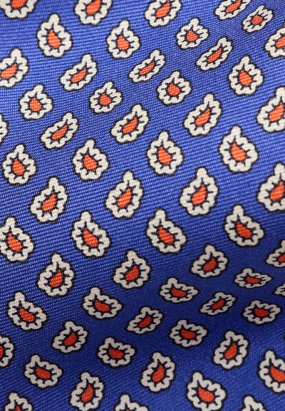 Μπλε ύφασμα με μικρά πορτοκαλί και λευκά λουλουδένια σχέδια τύπου πεϊσλί, τοποθετημένα σε διαγώνιες σειρές.