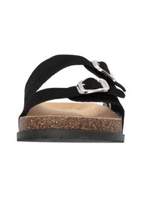 Zwarte suede sandaal met twee verstelbare zilveren gespen, een kurken voetbed en een zwarte rubberen zool. Minimalistisch ontwerp met open teen.