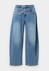 Vaqueros de pierna ancha de color azul claro hechos de mezclilla, con un cinturón envolvente único, áreas descoloridas distintivas y detalles de costuras visibles.