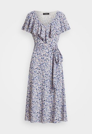 Robe portefeuille bleue à motif floral avec manches courtes volantées, encolure en V froncée et ceinture à nouer sur le côté, ourlet mi-long.