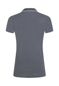 Grijze polo met een gestructureerde afwerking, met een klassieke kraag en witte biezen aan de kraag en mouwranden. Korte mouwen.