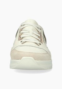 Sneaker blanche avec des accents en daim beige, bout rond, lacets à l'avant, tige en cuir souple et semelle rembourrée. Présente des détails en matériel argenté.