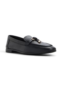 Mocassino in pelle nera con finitura strutturata, tomaia cucita e un accento decorativo in tono oro. Design con tacco basso e punta arrotondata.